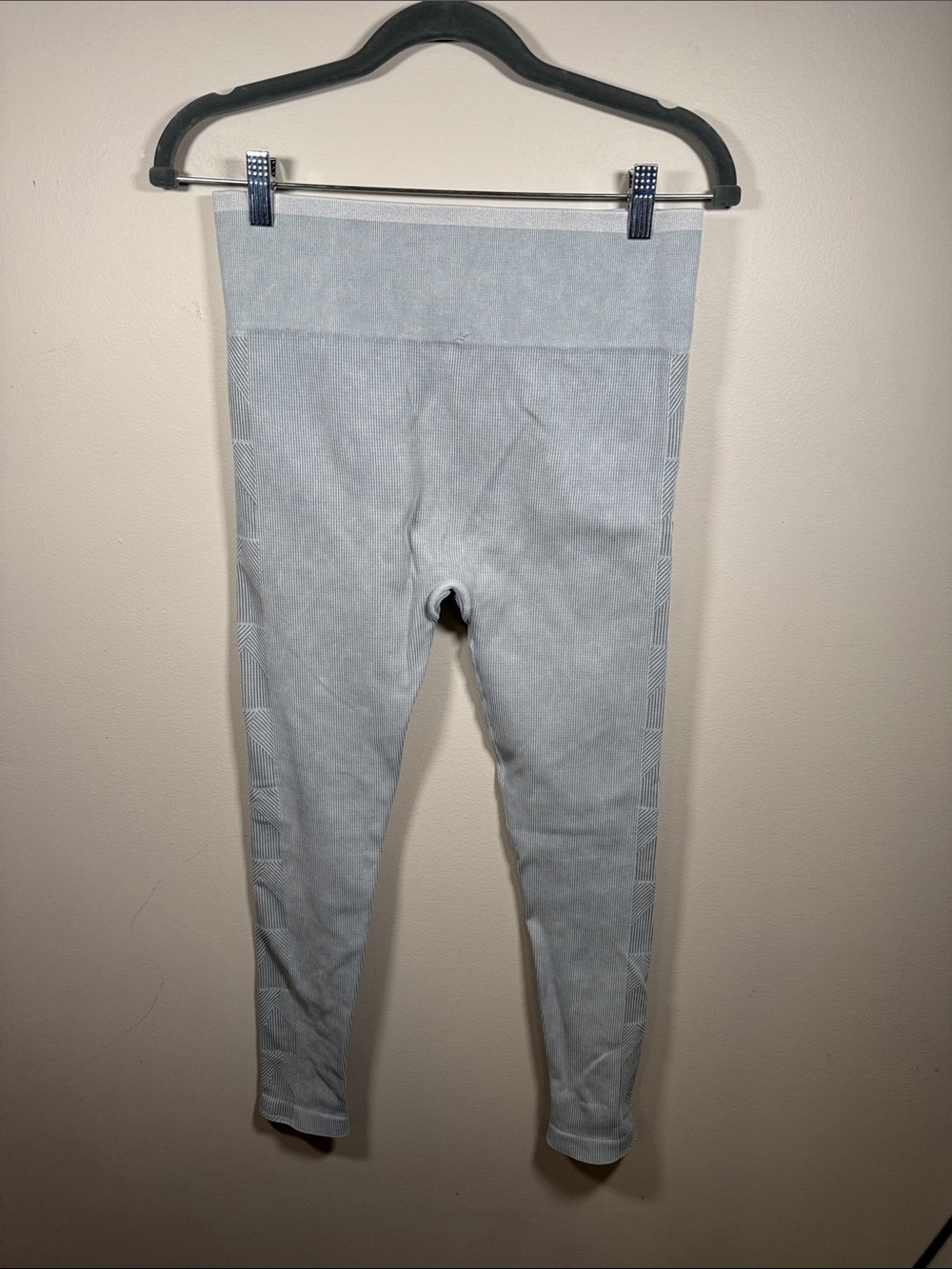 Vuori Light Gray Seamless Leggings. The Rise and Shine Med